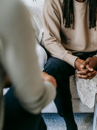 Accompagnement personnalisé et écoute active Séance d’accompagnement bien-être dans un cadre calme et bienveillant Moment d’écoute et de soutien lors d’un accompagnement personnalisé Discussion en face-à-face dans un contexte d’accompagnement humain