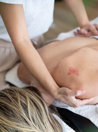 Massage thérapeutique du dos avec approche manuelle ciblée Massage thérapeutique du dos réalisé par un toucher manuel précis et adapté