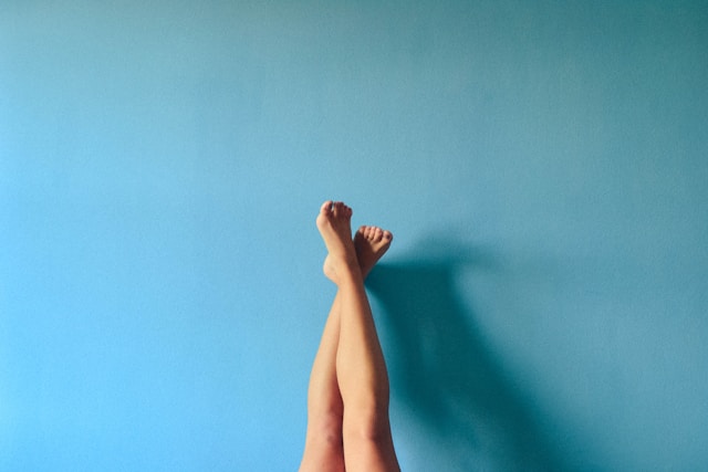 Jambes levées contre un mur pour soulager la sensation de jambes lourdes et favoriser la circulation