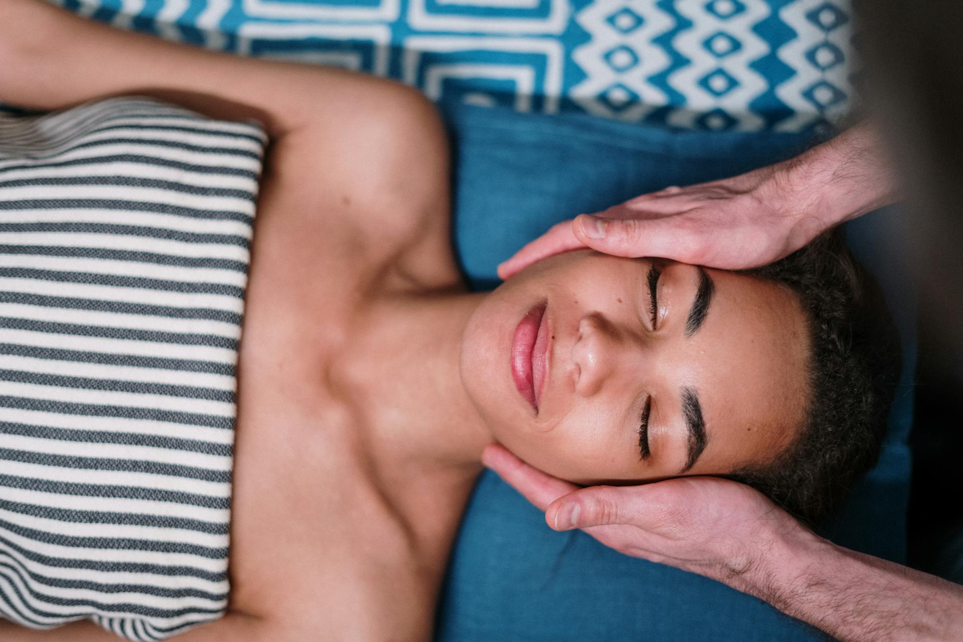 Massage détente du visage réalisé par un toucher doux favorisant la relaxation profonde