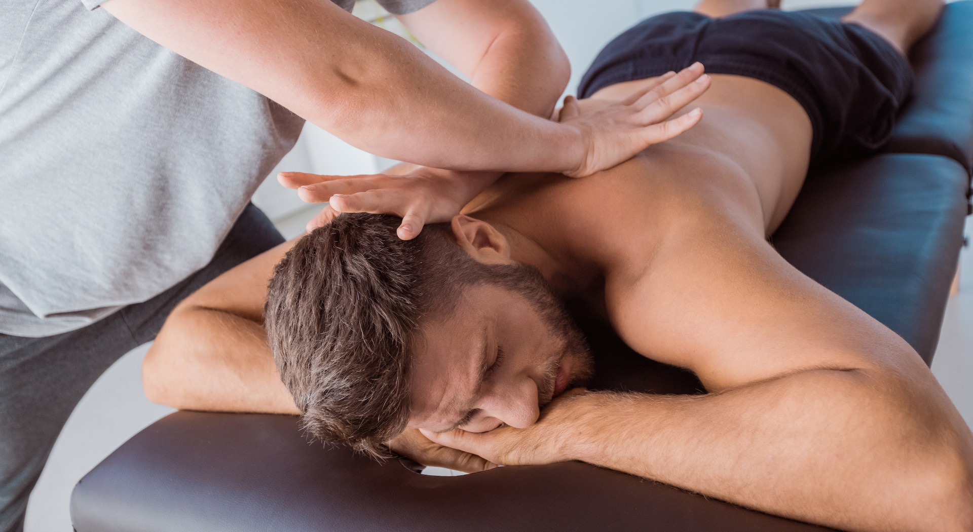 Massage thérapeutique du dos et des épaules visant à relâcher les tensions musculaires